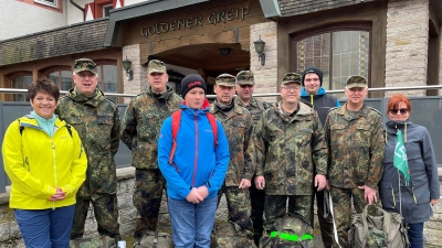 Die Teilnehmer der Reservistenkameradschaft Edelsfeld am 15k3-Marsch mit den beiden Organisatoren Markus Häckel (Hauptgefreiter Reservisten, 2. v. l.) und Ingo Schuster (Stabsfeldwebel a. D., 2. v. r.).  (Bild: Martina Graf)