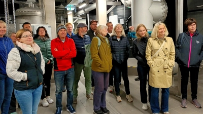 Ein Gruppenfoto vor den großen Reinwasserbehältern rundete den Besuch ab. Alle waren sich einig: Der „Ausflug auf Abwegen“ hat sich gelohnt und das nächste Glas Weidener Trinkwasser wird man nun mit einem bewussteren Blick getrunken. (Bild: Klaus Reichel )