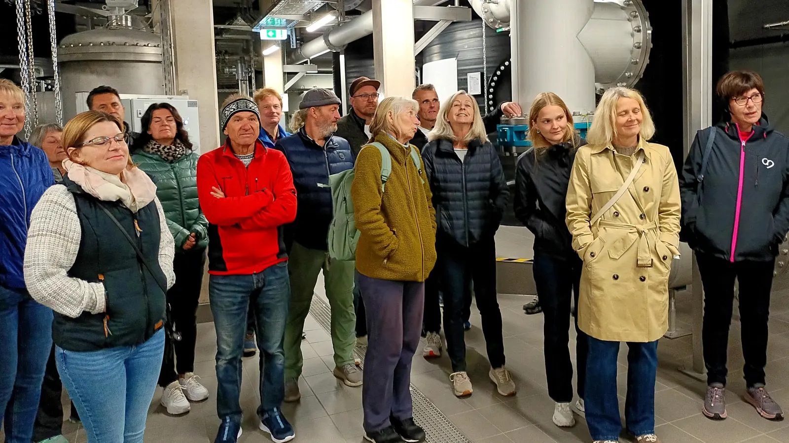 Ein Gruppenfoto vor den großen Reinwasserbehältern rundete den Besuch ab. Alle waren sich einig: Der „Ausflug auf Abwegen“ hat sich gelohnt und das nächste Glas Weidener Trinkwasser wird man nun mit einem bewussteren Blick getrunken. (Bild: Klaus Reichel )