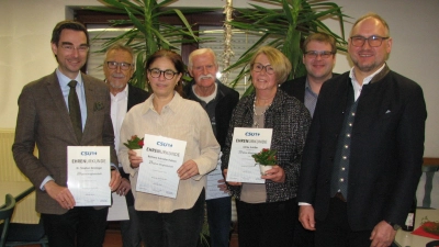 Bürgermeister Richard Kammerer und Ortsvorsitzender Christoph Müller (Erster und Zweiter von rechts) führten die Ehrungen durch und dankten den Jubilaren für ihre langjährige Treue. Herbert Werner (Bildmitte) ist seit 50 Jahren Mitglied der CSU (Bild: Johann Kneißl)