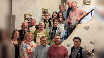 Bürgermeister Klaus Meyer, Dr. Sigfried Steinkohl, 1. Vorsitzender Patrick Schön, 2. Vorsitzender Meyer Martin, unsere insgesamt 8 Ehrenmitglieder und 3 Neumitglieder des Vereins. (Bild: Claudia Forster)