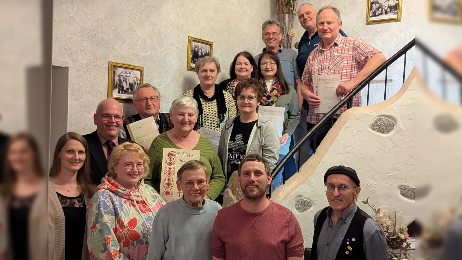 Bürgermeister Klaus Meyer, Dr. Sigfried Steinkohl, 1. Vorsitzender Patrick Schön, 2. Vorsitzender Meyer Martin, unsere insgesamt 8 Ehrenmitglieder und 3 Neumitglieder des Vereins. (Bild: Claudia Forster)