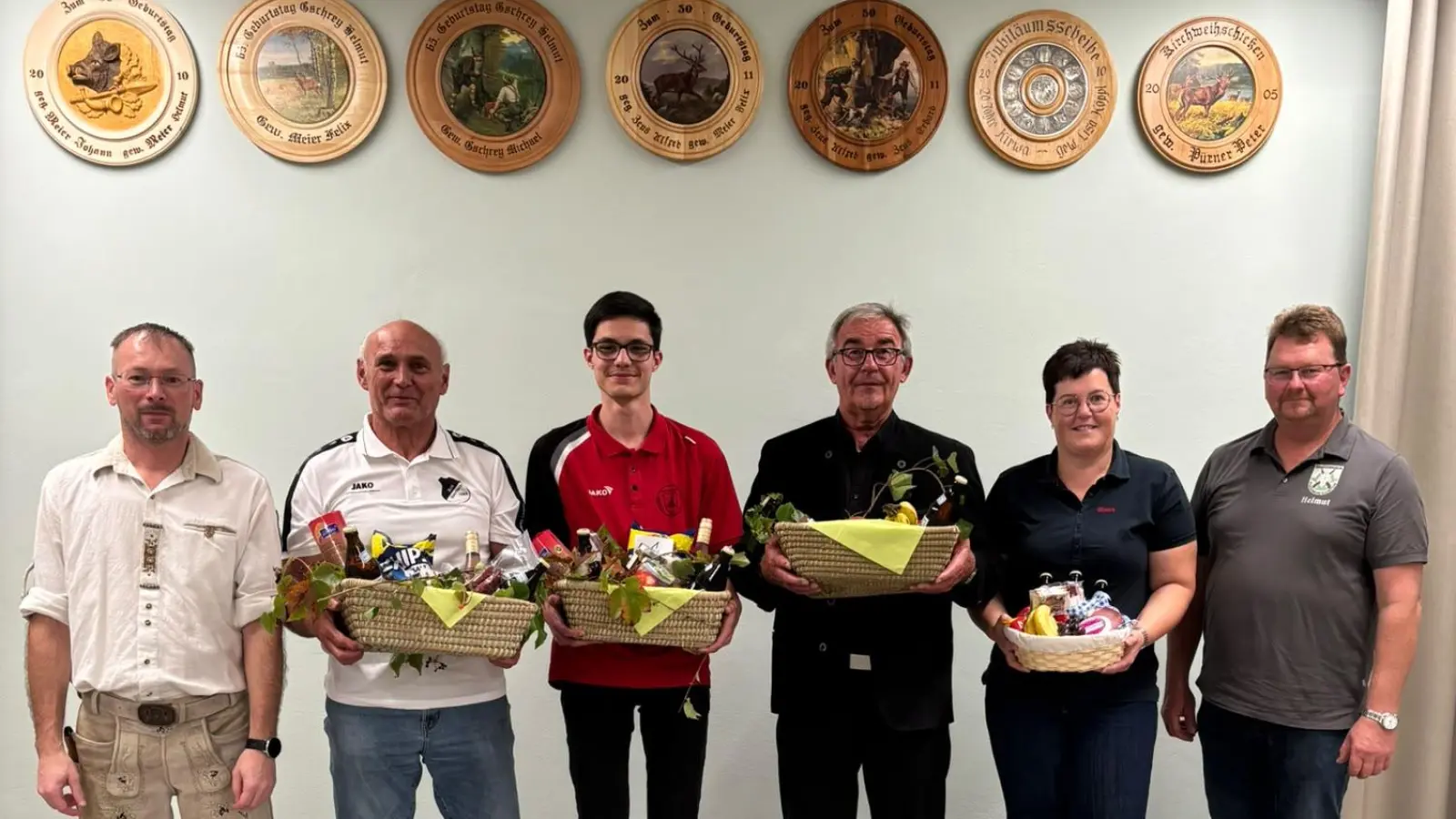 Preisträger der Mannschaften von links 1. Schützenmeister Tobias Beer, DJK Georg Schwandner, ESV Julian Prechtl, Krieger Josef Irlbacher, Musikverein Diana Raab, 2. Schützenmeister Helmut Meier (Bild: Franziska Kühner)