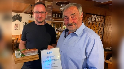 Altbürgermeister Josef Beimler wurde zum Ehrenmitglied ernannt. (Bild: Daniel Bergmann)