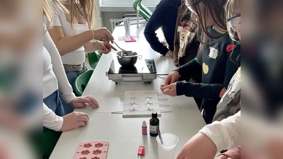 Unter Anleitung experimentieren die Grundschulkinder. (Bild: Bianca Regner-Hofmann)