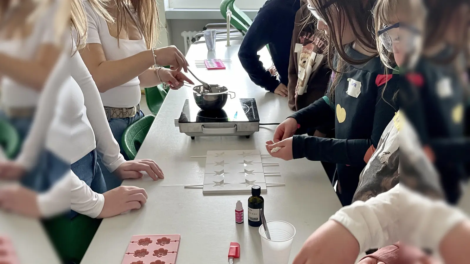 Unter Anleitung experimentieren die Grundschulkinder. (Bild: Bianca Regner-Hofmann)