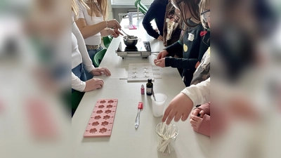 Unter Anleitung experimentieren die Grundschulkinder. (Bild: Bianca Regner-Hofmann)