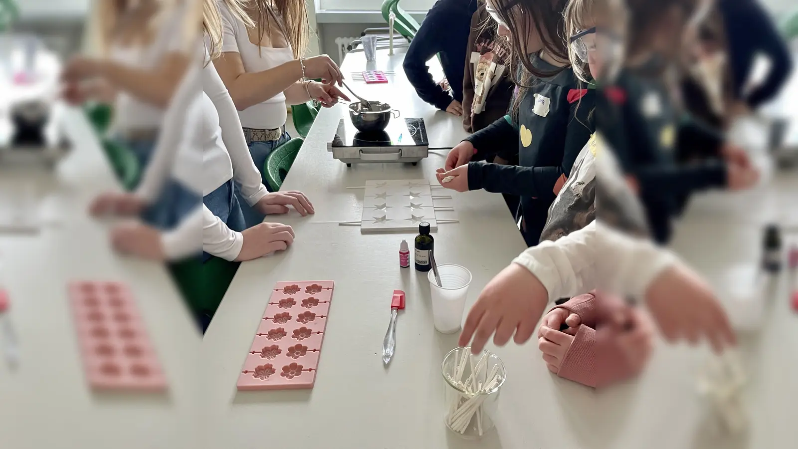 Unter Anleitung experimentieren die Grundschulkinder. (Bild: Bianca Regner-Hofmann)