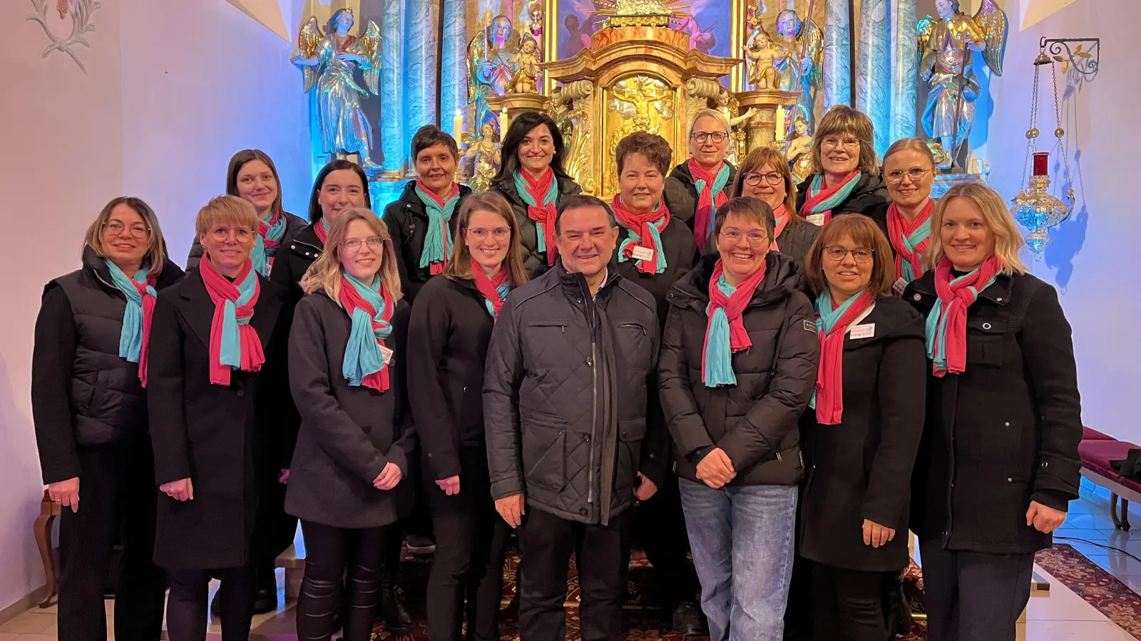 Die Bärnauer Klangfarben mit Pfarrer Konrad Amschl (Mitte). (Bild: Sandra Beinrucker )