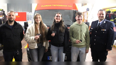 Foto 35: Bei der Jahreshauptversammlung anwesend waren Kerstin Reitinger, Nicole Hoffmann und Josef Königsberger. Florian Kade (links) und Kommandant Martin Holler (rechts) gratulierten. (Bild: Nikolaus Scherr)