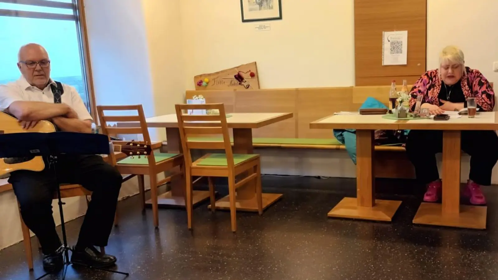 Sabrina Müller und Harald Fleck ergänzen sich mit poetischen Texten und Liedern  (Bild: Monika Beer-Helm)