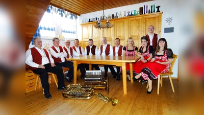 Die Störnsteiner-Blasmusik freut sich mit ihren Melodien auf die Störnsteiner Serenade. (Bild: Michaela Schuller)
