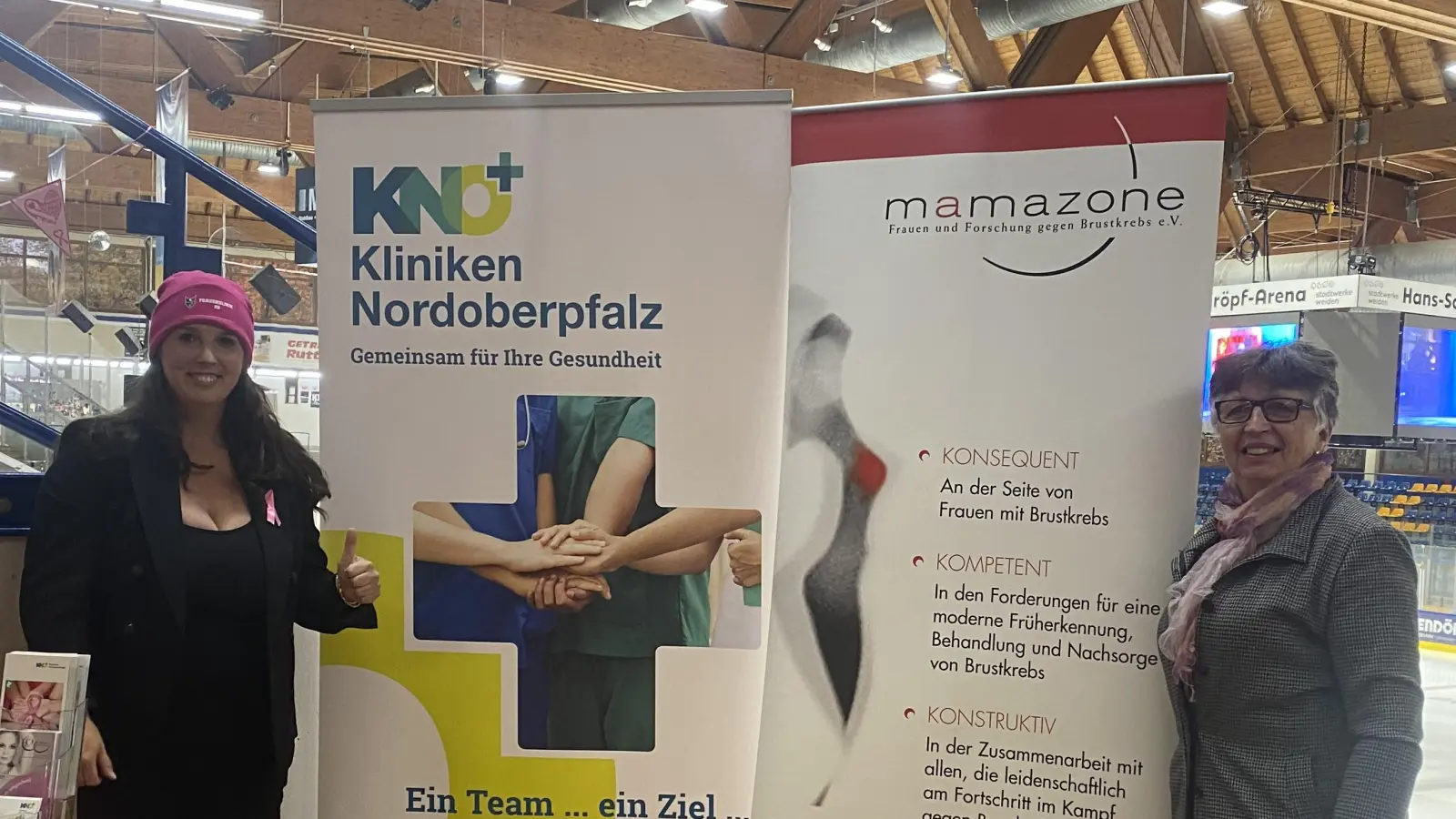 Bettina Schärtl (links) vom Klinikum Weiden und Sieglinde Schärtl (rechts) von mamazone. (Bild: Sieglinde Schärtl)