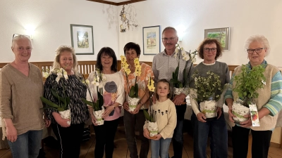Die glücklichen Gewinner und Gewinnerinnen der Hauptpreise: Orchideen und Naschsträucher von der Gärtnerei Weigl aus Neukirchen.  (Bild: Nadine Meier)