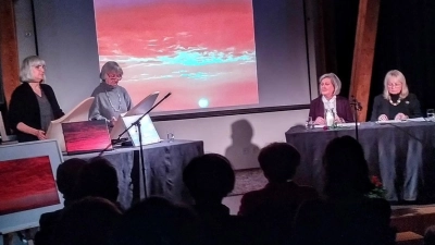 Im Bild von links: Gaby Saller und Ute Böhm an der Veeh-Harfe, Irmtraud Schicker (Geschichten) und Marianne Stangl (Gedichte). (Bild: Jürgen Klein)