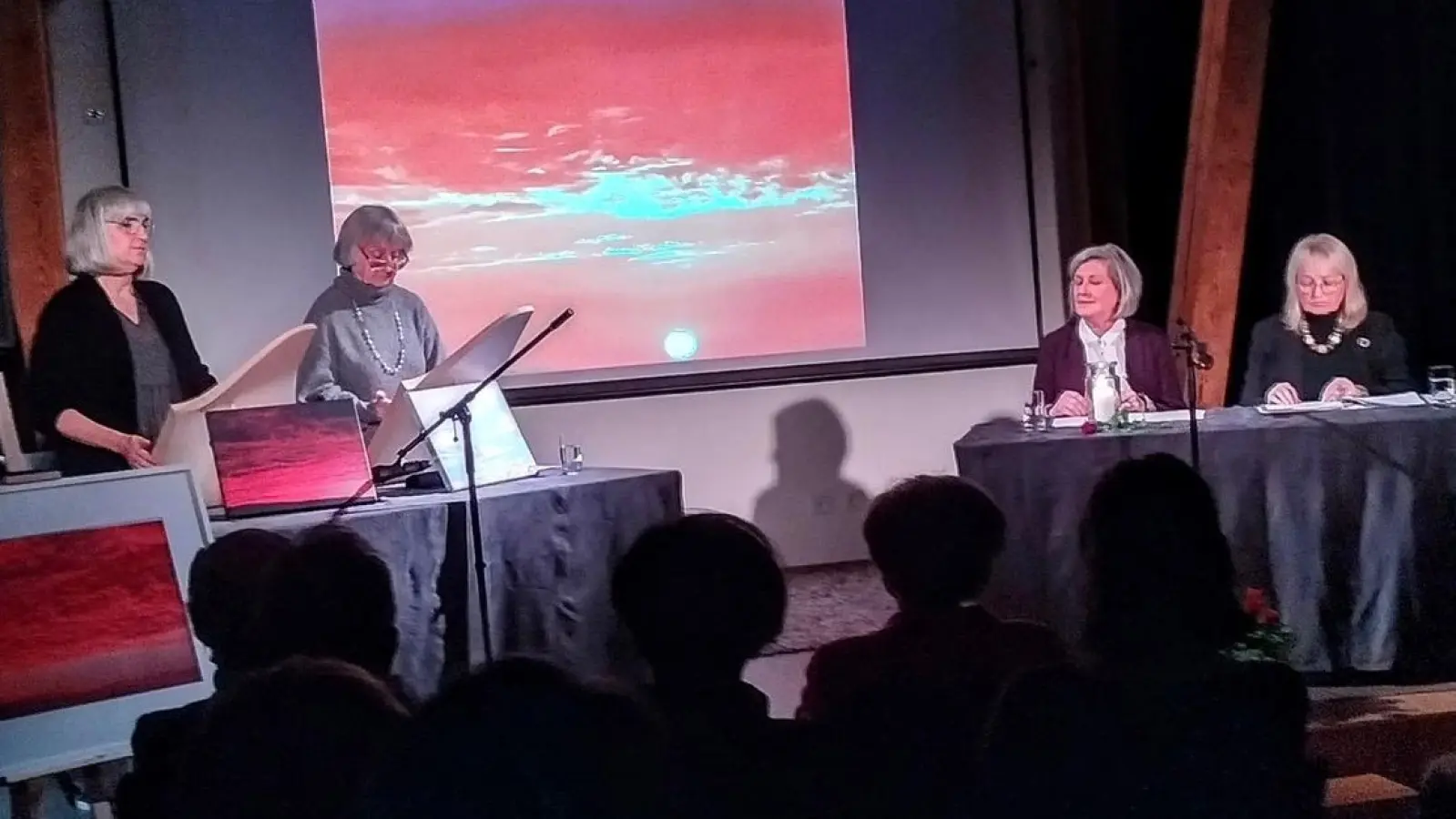 Im Bild von links: Gaby Saller und Ute Böhm an der Veeh-Harfe, Irmtraud Schicker (Geschichten) und Marianne Stangl (Gedichte). (Bild: Jürgen Klein)