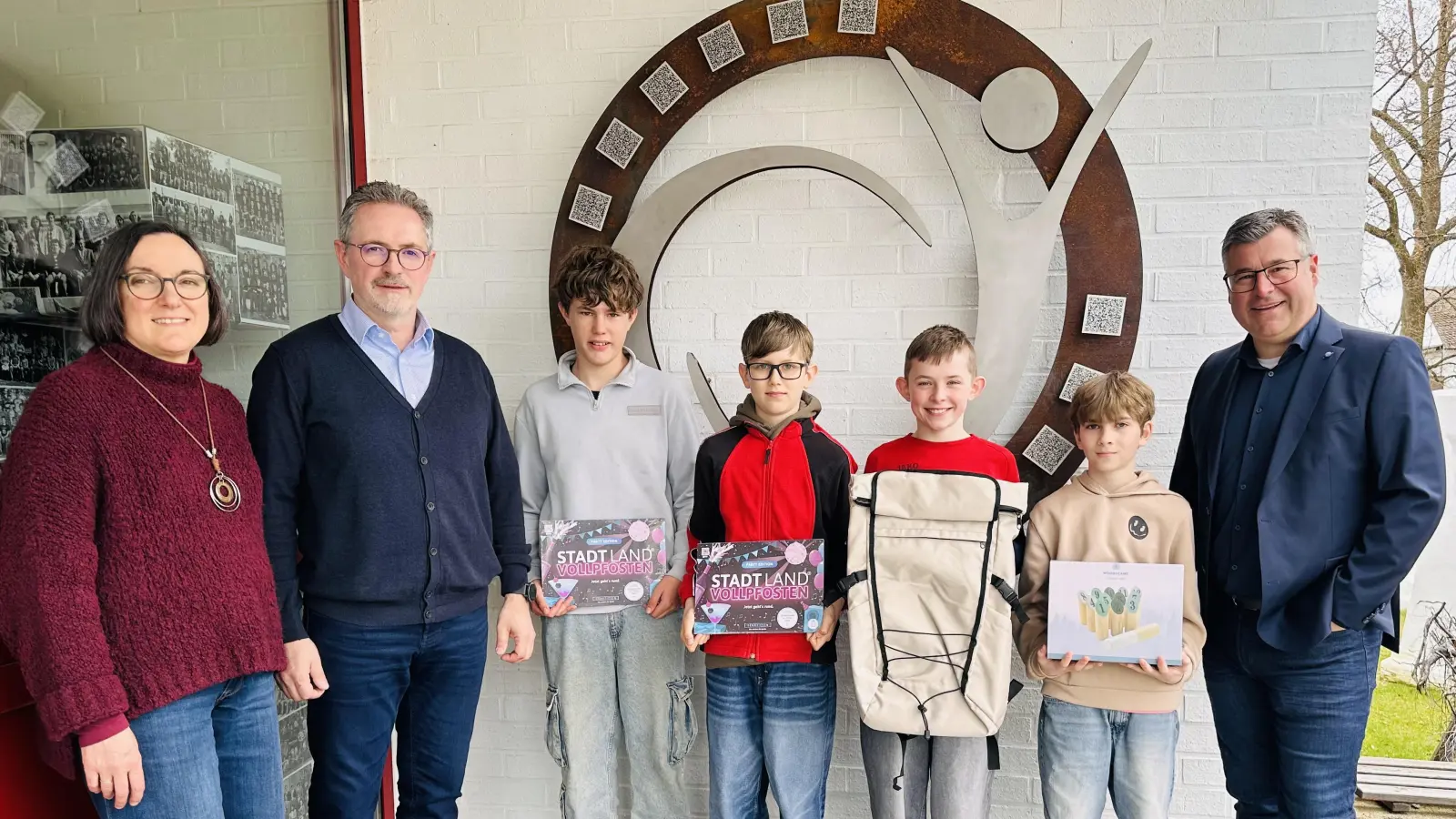 von links: Kunstlehrerin Birgit Plößner, Schulleiter Stephan Drexler, Lukas Meinzinger, Gregor Pinzer, Julian Preisinger, Lukas Bartsch, Geschäftsstellenleiter Thorsten Meier (Bild: Alexandra Wittke)