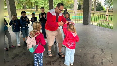 Alle Kinder erhielten von SPD-Fraktionsvorsitzendem Michael Gradl eine Medaille. (Bild: Waltraud Lobenhofer)