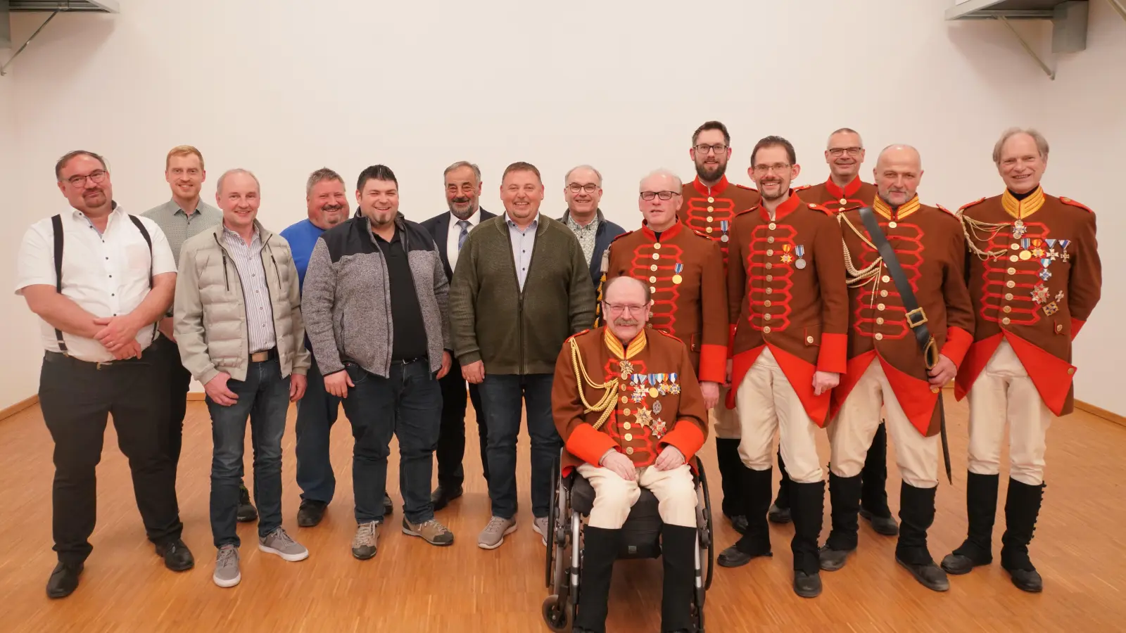 Die neue Führungscrew der Aktiven und des Fördervereins der „Historisch Hochfürstlich Lobkowitzischen Grenadiergarde der Gefürsteten Grafschaft Sternstein“ mit Ehrengästen der Jahreshauptversammlung 2026. (Bild: Franz Völkl)