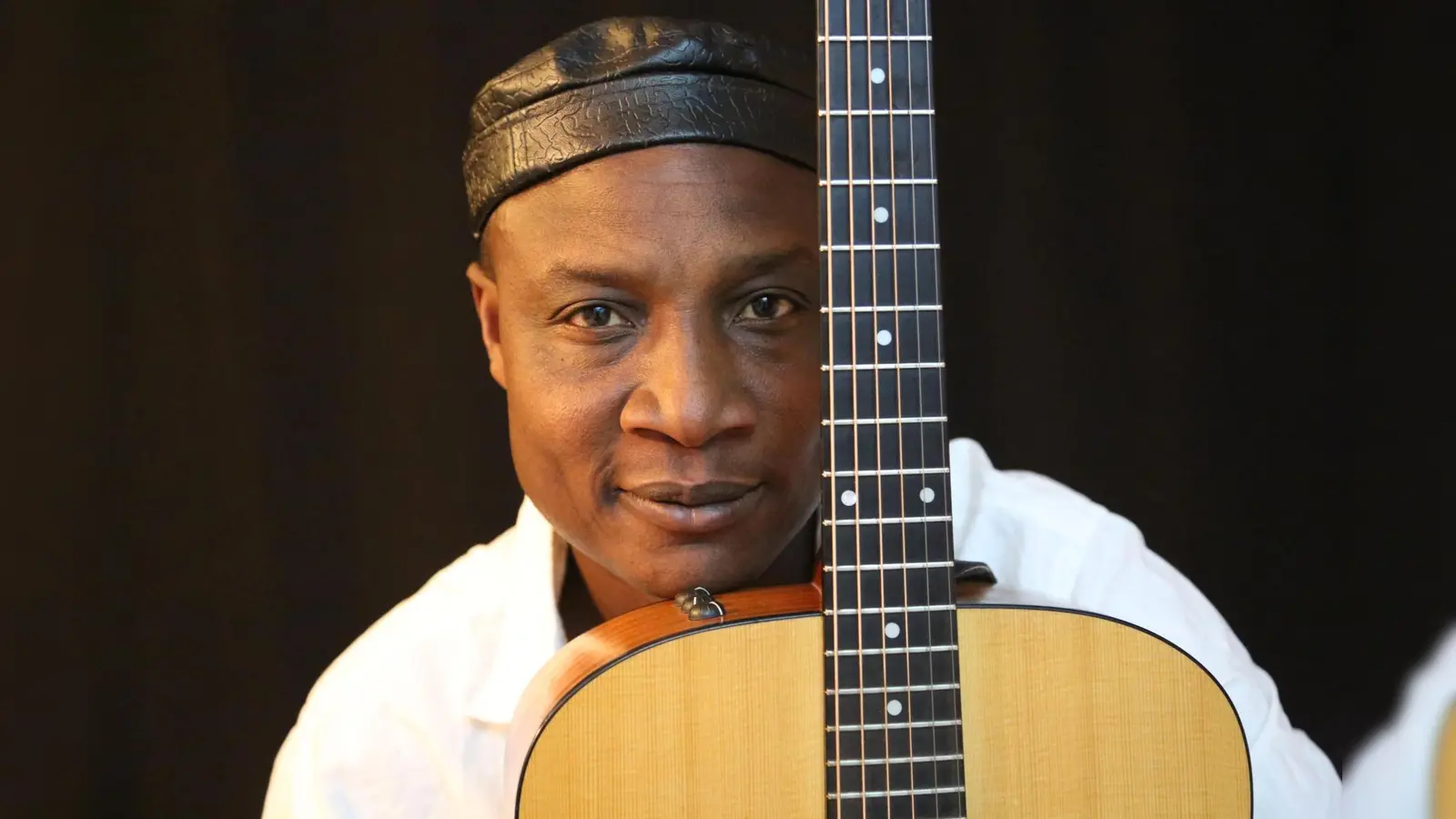Weltmusiker Adjiri Odametey aus Ghana mit Gitarre/ Odametey, 2024  (Bild: Adjiri Odametey )
