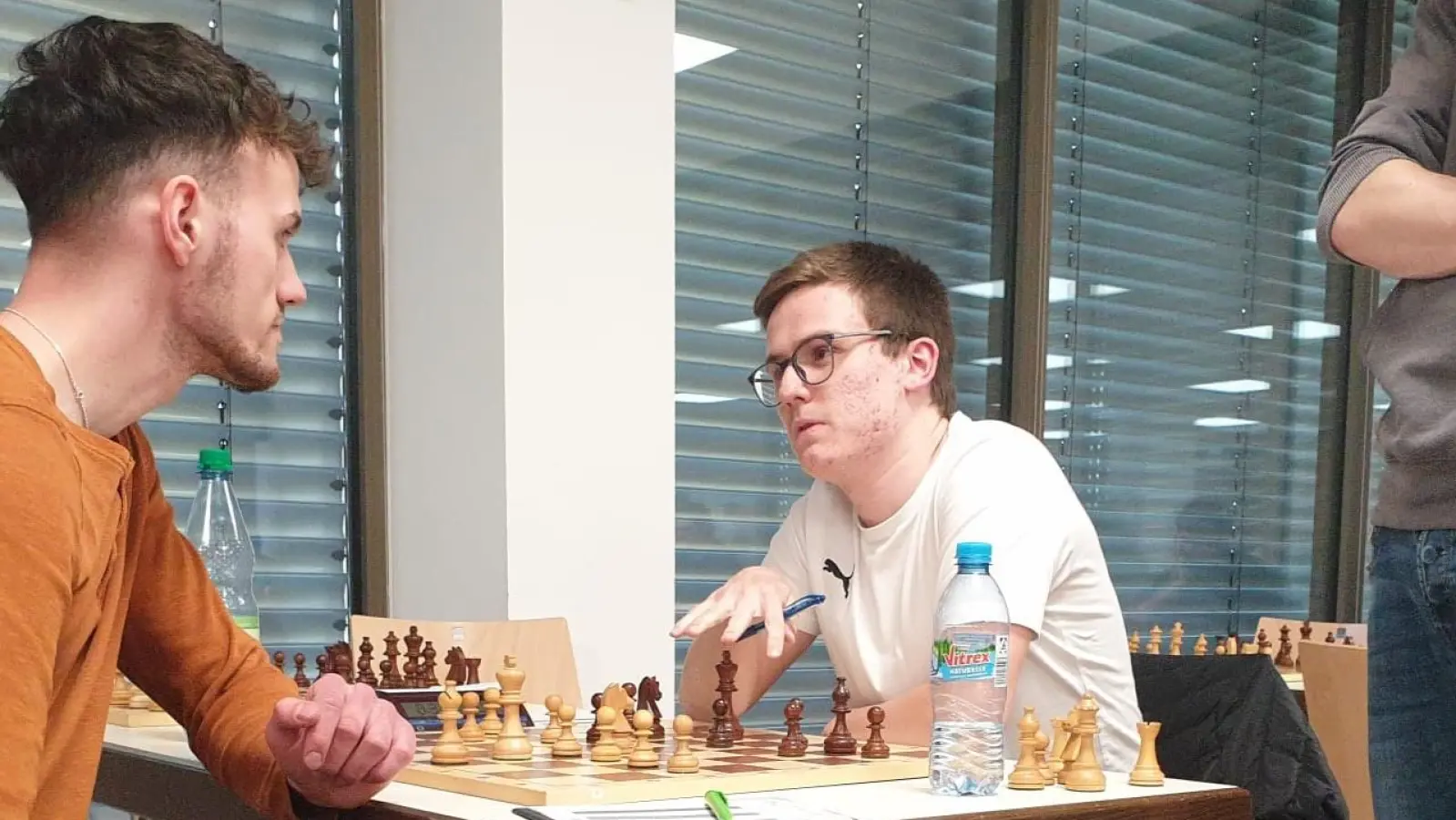 Paul Flierl beim Besprechen seiner letzten Turnierpartie gegen Nikolas Kraus (Schwandorf)  (Bild: Nicolas Fritsch )