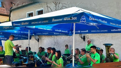Nachwuchsmusiker des Musikvereins Haselmühl-Kümmersbruck rocken den Biergarten in der Unteren Nabburger Straße in Amberg (Bild: Karl-Heinz Büttner)
