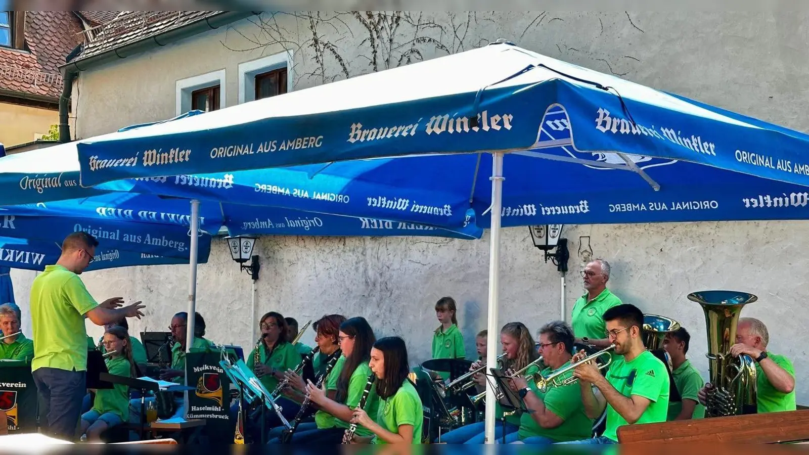 Nachwuchsmusiker des Musikvereins Haselmühl-Kümmersbruck rocken den Biergarten in der Unteren Nabburger Straße in Amberg (Bild: Karl-Heinz Büttner)