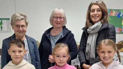 Die Gewinner der Grundschule Raigering mit (von links) Beirat Elfriede Meier, Vorstand Gerda Eiber, Rektorin Marion Ott (Bild: Gerda Eiber)