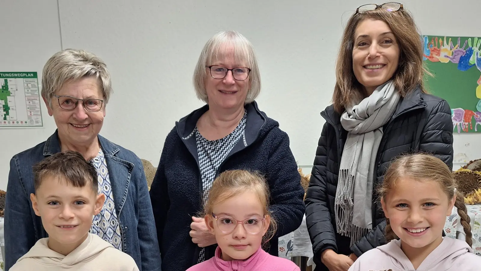 Die Gewinner der Grundschule Raigering mit (von links) Beirat Elfriede Meier, Vorstand Gerda Eiber, Rektorin Marion Ott (Bild: Gerda Eiber)