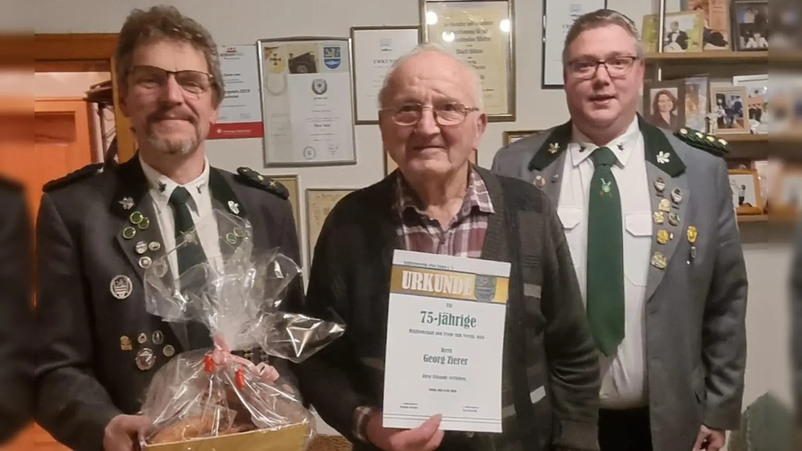 Die Schützenmeister Dominik Brenner und Karl Bauriedl konnten Georg Zierer, sen. zur außergewöhnlichen Ehrung gratulieren. (Bild: Luise Kleber)