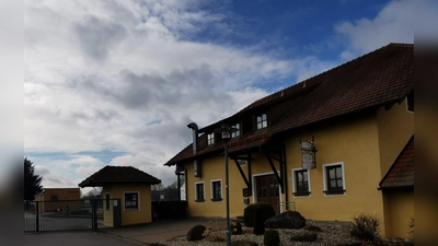 Nach der theoretischen Einweisung folgt im Sportheim eine praktische Handhabung bis zur Herzlungen-Wiederbelebung. (Bild: Karl Ziegler)