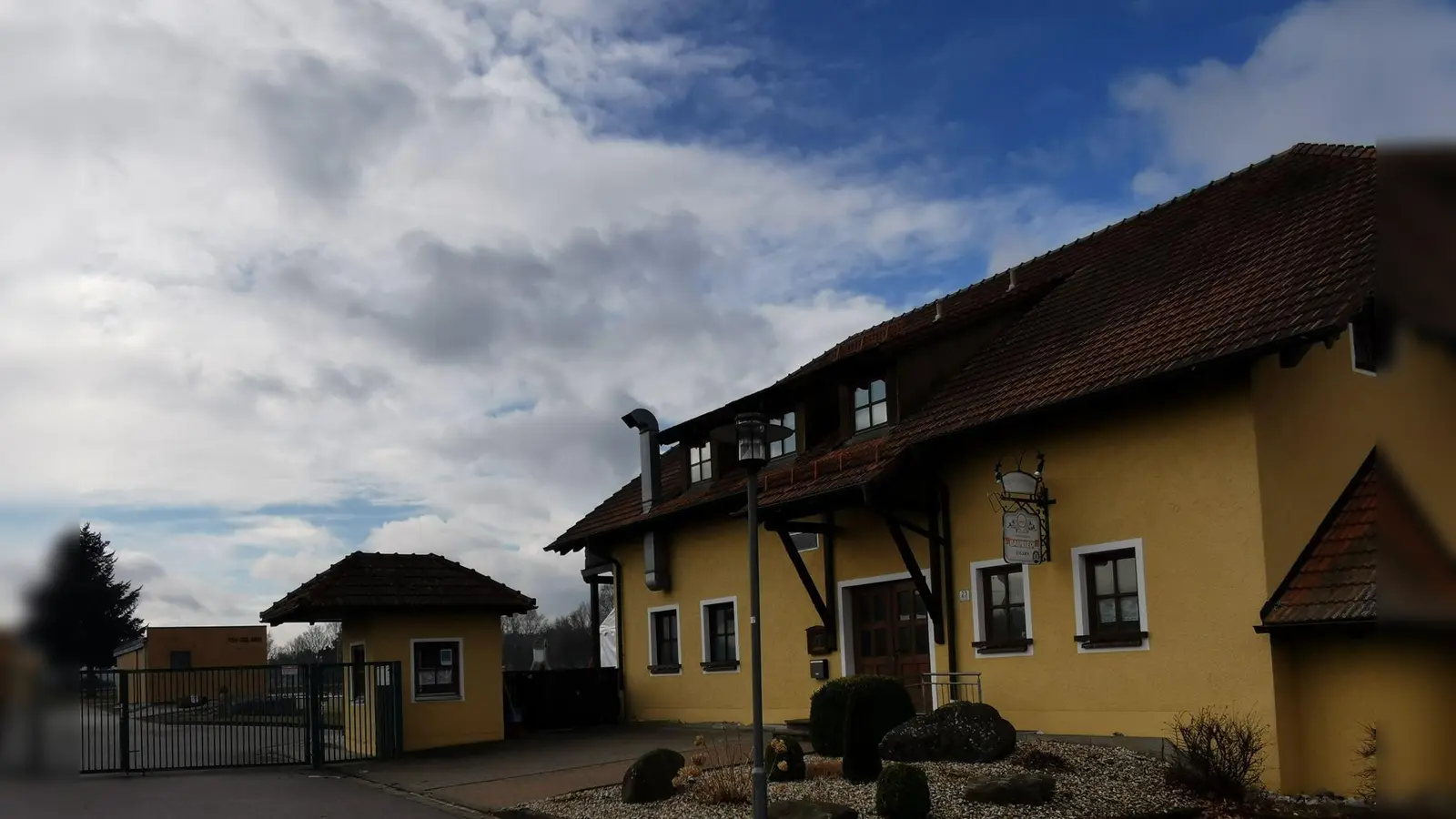 Nach der theoretischen Einweisung folgt im Sportheim eine praktische Handhabung bis zur Herzlungen-Wiederbelebung. (Bild: Karl Ziegler)