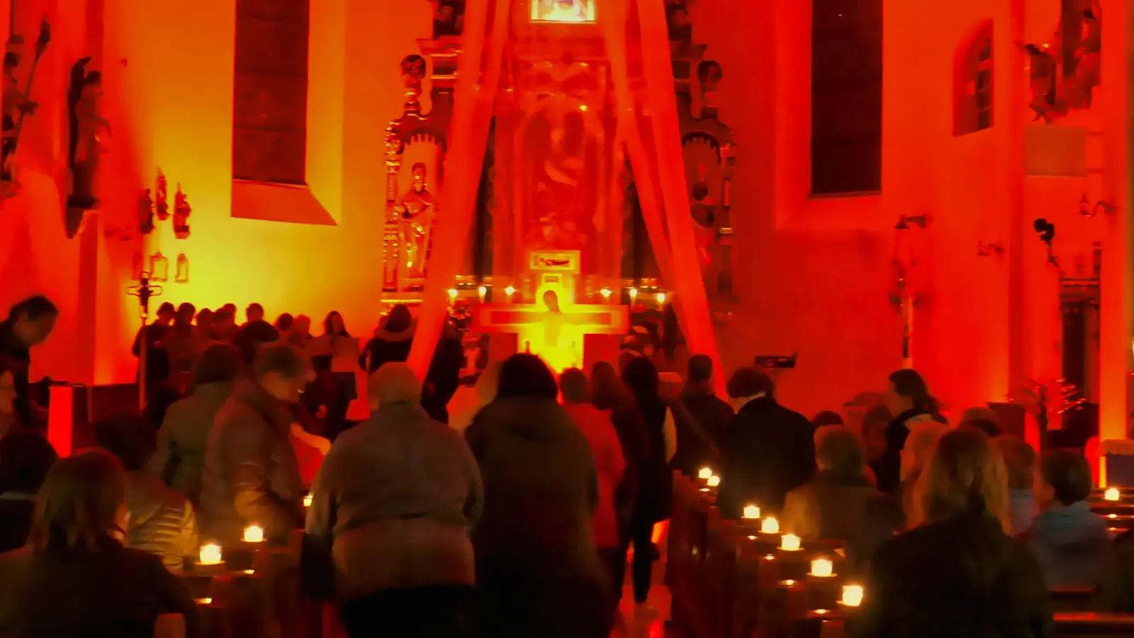 Erstes Taizé-Gebet in der kath. Pfarrkirche St. Dionysius Neunkirchen. (Bild: Markus Suttner)