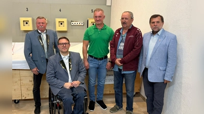 v. l. 1. Schützenmeister Kurt Falk, Oberschützenmeister Jürgen Weiß, Bürgerkönig Josef Halemba, Schützenkönig Olaf Brake, 2. Bürgermeister Günter Koller. (Bild: Mario Pfadenhauer)