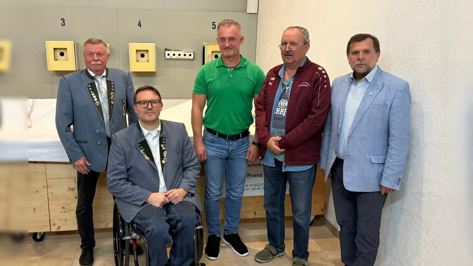 v. l. 1. Schützenmeister Kurt Falk, Oberschützenmeister Jürgen Weiß, Bürgerkönig Josef Halemba, Schützenkönig Olaf Brake, 2. Bürgermeister Günter Koller. (Bild: Mario Pfadenhauer)