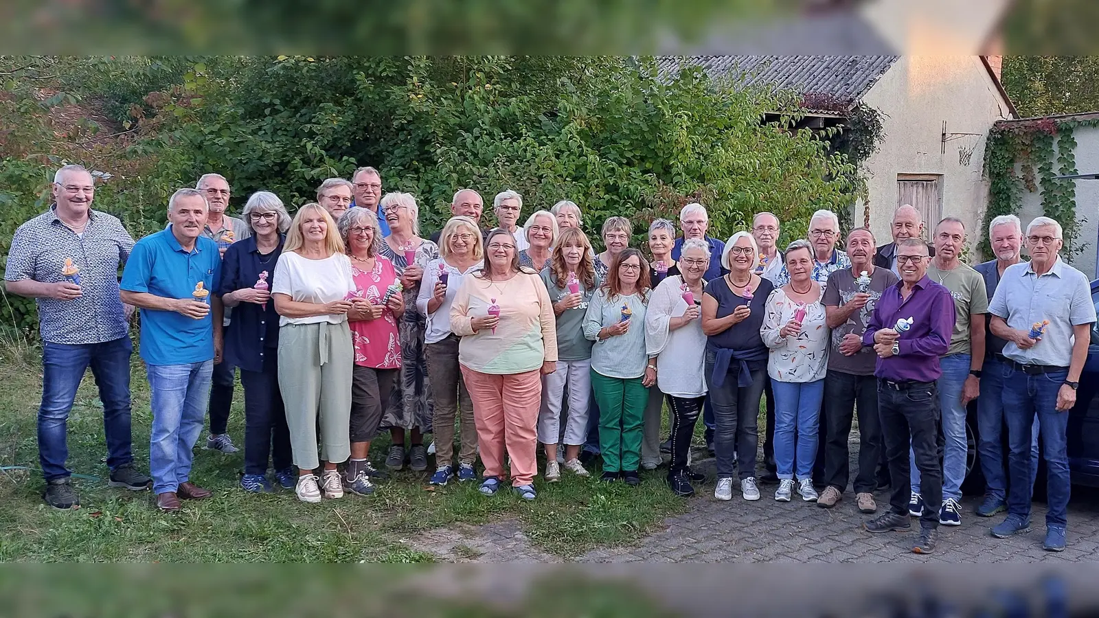 Manche Teilnehmer des Klassentreffens des Geburtsjahrgangs 1957/58 hatten sich seit 60 Jahren nicht mehr gesehen und dennoch gleich wieder erkannt - oder auch nicht! (Bild: Heidi Franitza )