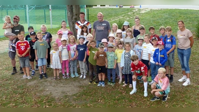 37 Kinder konnten sich zum Abschluss des diesjährigen Ferienprogrammes nochmals richtig bei der Unparteiischen Wählergruppe Schlammersdorf austoben.  (Bild: Gerhard Löckler)