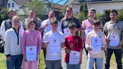 h.l.Josef Vogl Vorsitzender HKV, gehehrte Mitglieder - v.l.1.Bürgermeisterin Elisabeth Gruber, 4 Kinder, welche seit der Geburt Mitglied im HKV sidn  (Bild: Josef Vogl)