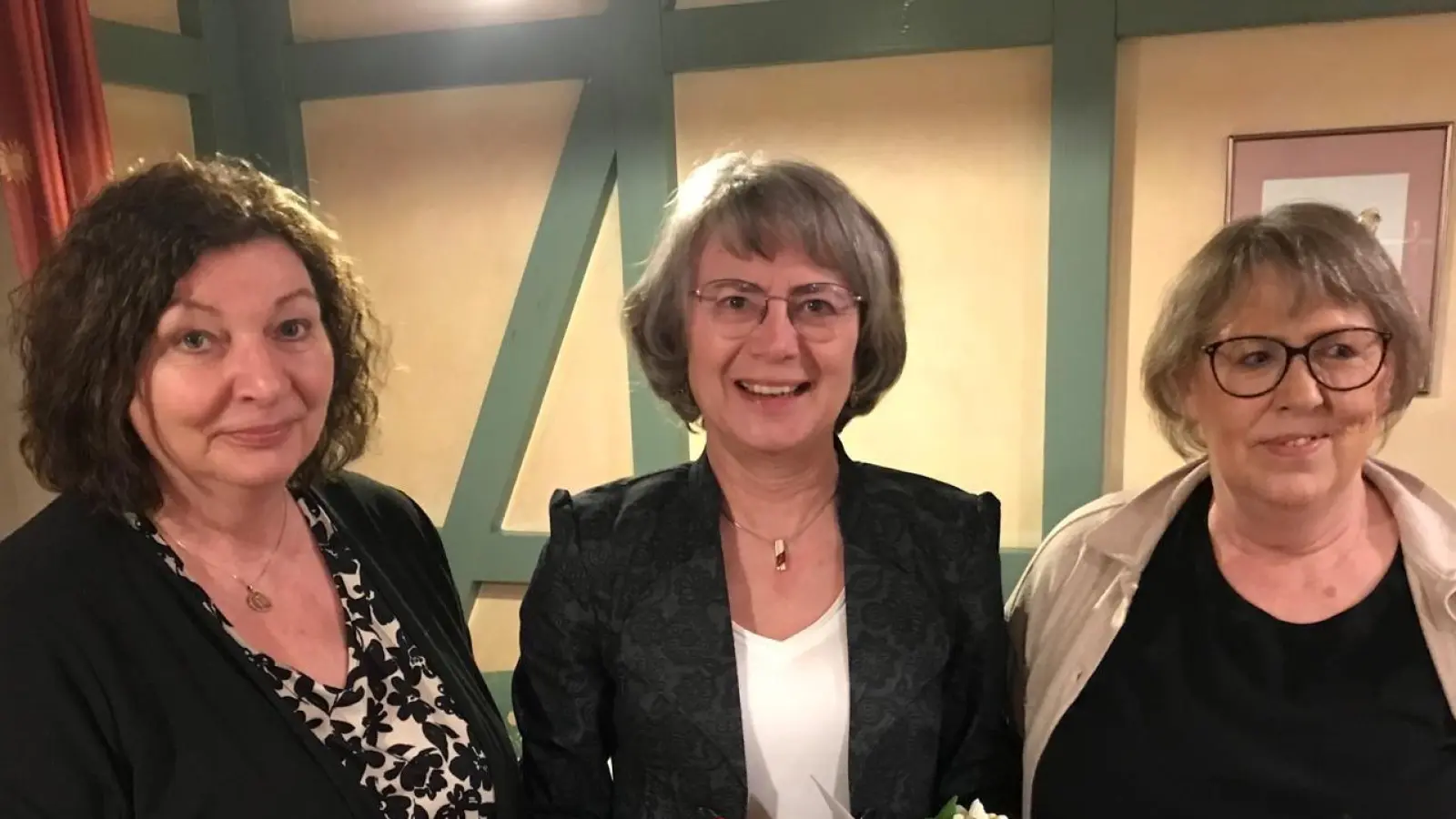 Ehrung für langjährige Mitgliedschaft bei der Freihunga Theatergrupp'm (von links): Zweite Vorsitzende Karin Schulz, Erika Urban und Erste Vorsitzende Heidi Wisneth. (Bild: Daniela Dehling/exb )