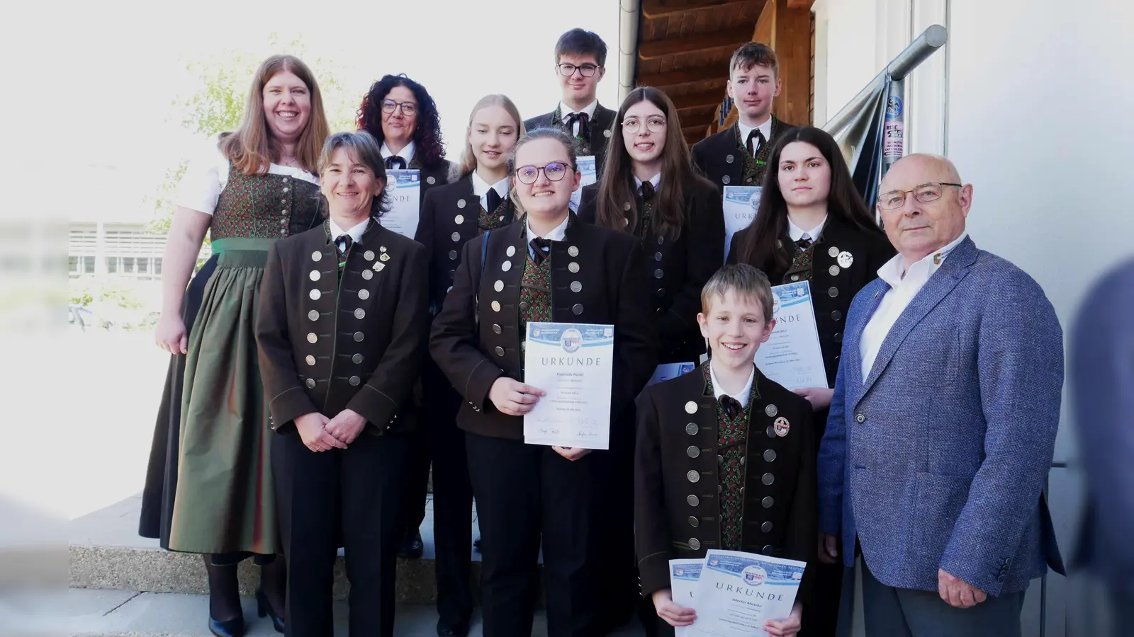 <br>Die Musikerinnen und Musiker mit NBMB Kreisvorsitzendem Josef Ferstl (vorn rechts) und den beiden Vorsitzenden Margit Matzke (2. Reihe links) und Kristina Betz (3. Reihe links). <br> (Bild: Philipp Korb)
