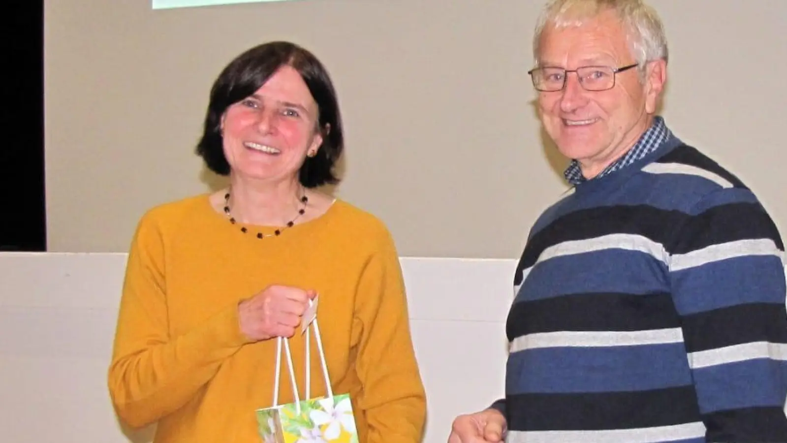 Hermann Erl, Vorsitzender des Imkervereins Nabburg, übergibt an die Referentin des Abends, Renate Feuchtmeyer, ein kleines Dankeschön. (Bild: Renz/exb)
