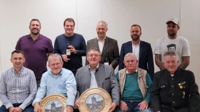 hinten von links nach rechts: Meidinger Tobias, Dittrich Jonas, Grädler Thorsten, MdL Heinisch Bernhard, Mayerhofer Johannes vorne von links nach rechts: Plößner Manuel, Dr, Gmehling Viktor, Bgm. Schertl Hans Martin, Deinzer Heinrich, 1. SM Seegerer Fritz (Bild: Specht Claudia)