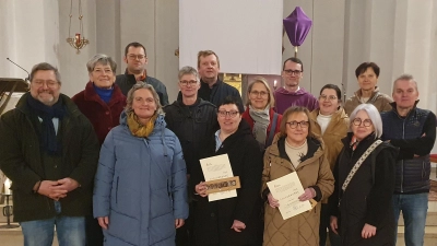 Der Pfarrgemeinderat der Pfarrei Schwarzenfeld. Claudi Fischer (Zweite von rechts) und Birgit Koch (links daneben) wurden aus dem Gremium verabschiedet. (Bild: Annette Heldmann)