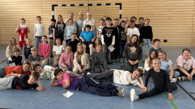 Beate und Robert Götz und Petra Piehler (hintere Reihe Mitte, von rechts) mit Schülerinnen und Schülern der 3/4-Klassen (Bild: Katharina Schärdel)