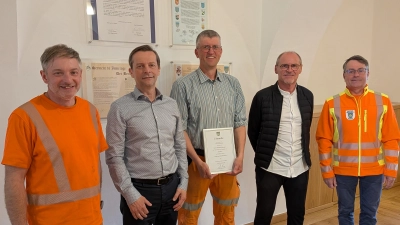 Hans-Peter Schärl (2.v.r.) mit Winfried Schaller (M.) sowie Bauhofleiter Reinhard Legat, Leiter der Hauptverwaltung Markus Bergauer und Karl Bayreuther, 1. Vorsitzender des Personalrats der Stadt Tirschenreuth (v.r.) im Foyer des Rathauses. (Bild: Mirko Streich)