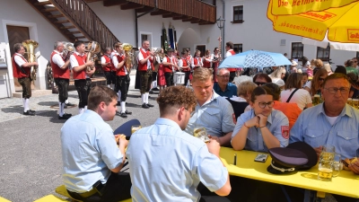 An Fronleichnam ist traditionell nach der Fronleichnams-Prozession bei der Blaskapelle St. Ägidius zum Bratwürstlfest eingeladen. Dazu spielt die Blaskapelle St. Ägidius unter der Leitung von Dr. Christian Bäuml zünftig auf.  (Bild: Paul Böhm)