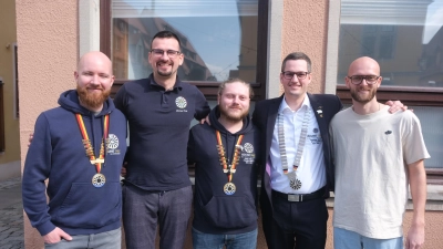 Die Delegierten im Distrikt 14 von Round Table Deutschland wählten eine neue Führungsspitze. Von links Benedikt Gruber, aktuell noch Distriktsvize, dann Distriktspräsident, RT185 Schwandorf, Michael Thiel, neuer Distriktsvizepräsident, RT69 Amberg, Philipp Filipovic, aktueller Distriktpräsident, RT32 Regensburg, Sebastian Wenk, amtierender Präsident von Round Table Deutschland, RT98 Bayreuth, und Martin Bernklau, Distriktspastpräsident, RT235 Amberg-Sulzbach. (Bild: Hubert Uschald)