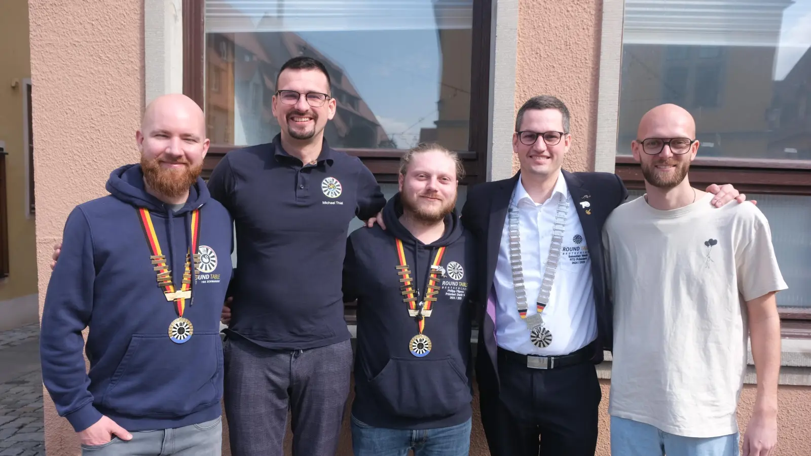 Die Delegierten im Distrikt 14 von Round Table Deutschland wählten eine neue Führungsspitze. Von links Benedikt Gruber, aktuell noch Distriktsvize, dann Distriktspräsident, RT185 Schwandorf, Michael Thiel, neuer Distriktsvizepräsident, RT69 Amberg, Philipp Filipovic, aktueller Distriktpräsident, RT32 Regensburg, Sebastian Wenk, amtierender Präsident von Round Table Deutschland, RT98 Bayreuth, und Martin Bernklau, Distriktspastpräsident, RT235 Amberg-Sulzbach. (Bild: Hubert Uschald)