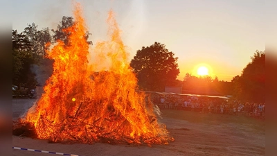 Pünktlich zum Sonnenuntergang wurde von der JU das Johannisfeuer vor rund 600 Gästen entzündet. (Bild: Severin Hirmer)