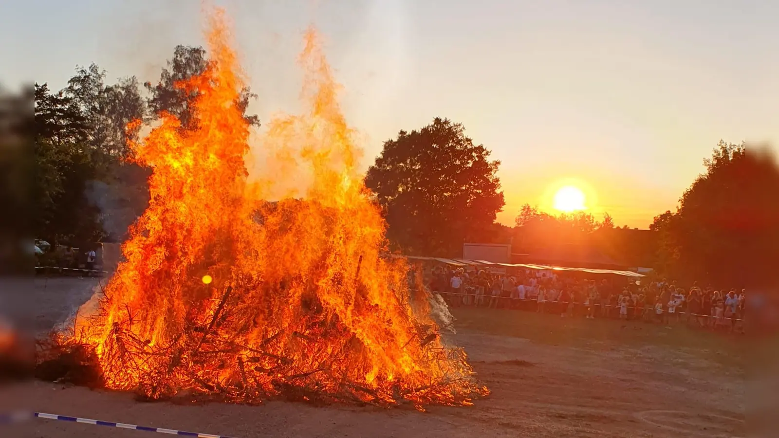Pünktlich zum Sonnenuntergang wurde von der JU das Johannisfeuer vor rund 600 Gästen entzündet. (Bild: Severin Hirmer)
